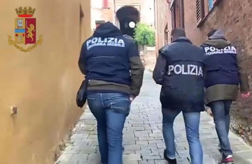 Arrestata la “Signora del Villaggio”: nel suo quartiere aveva impiantato una stazione di spaccio