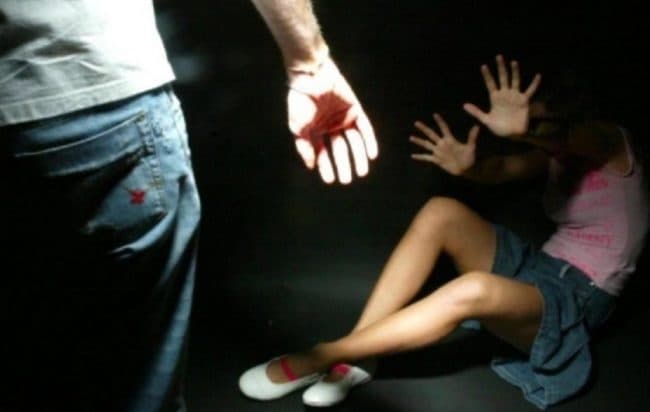Violenze sessuali e maltrattamenti nei confronti della figlia e della moglie: arrestato