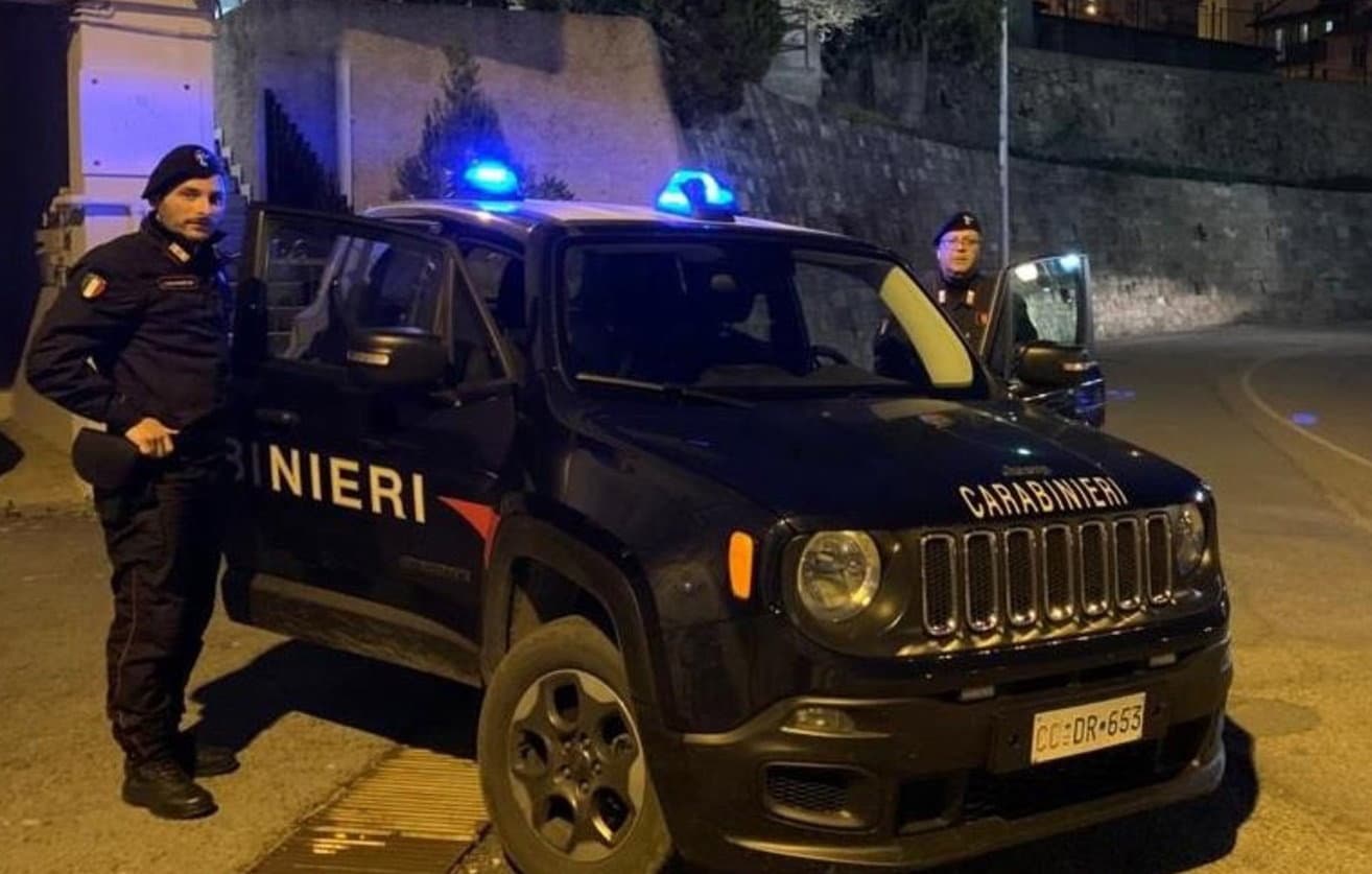 È ai domiciliari ma esce per buttare la spazzatura e per scambiare due chiacchiere: arrestato