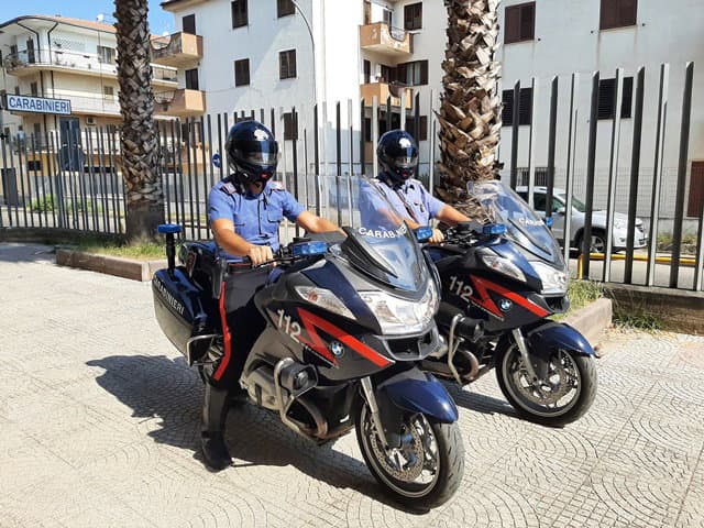 Ubriaco e in preda a un raptus si scaglia contro le auto nel parcheggio. Arrestato un marocchino
