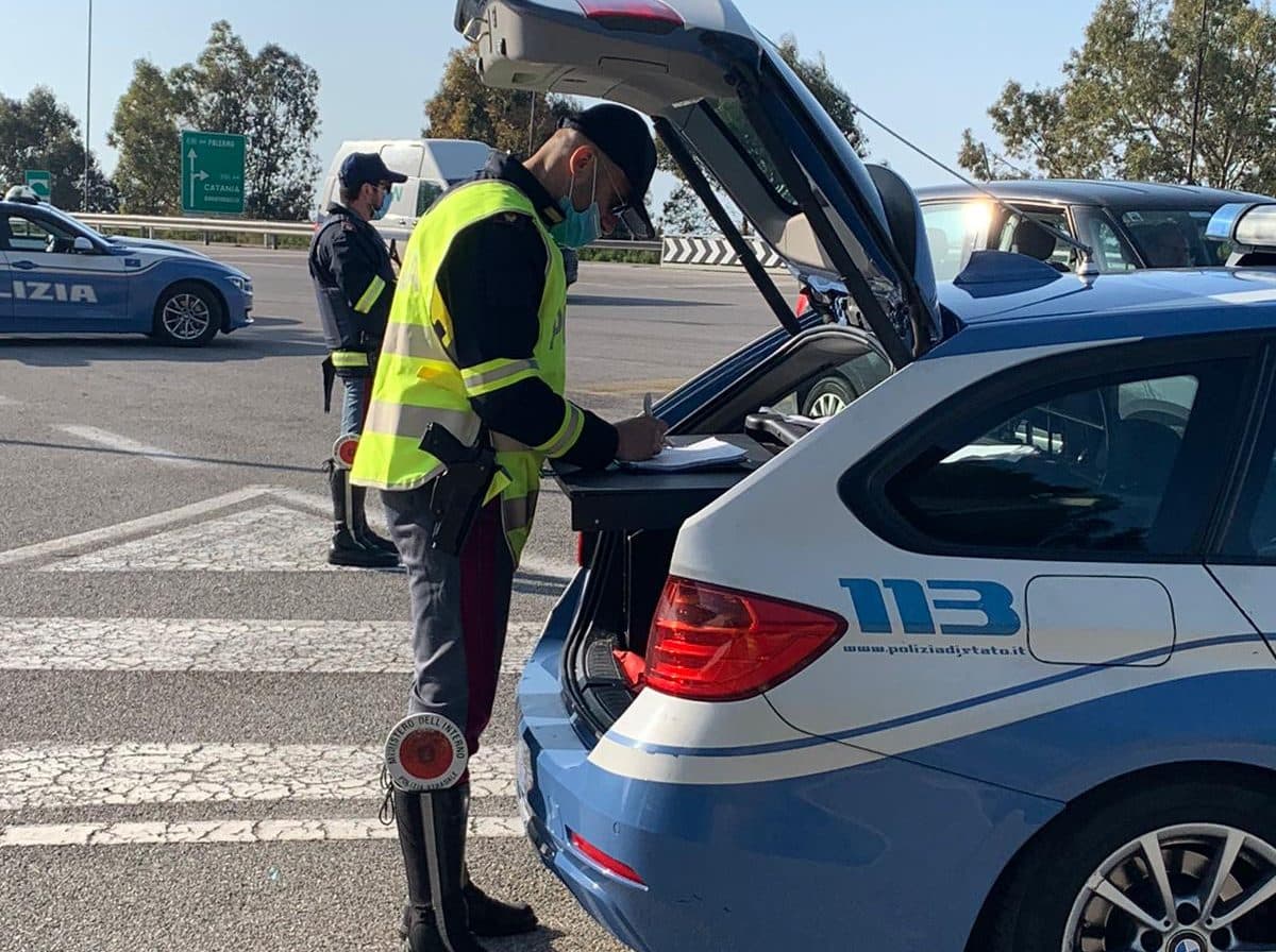 Fermati con 13 grammi di cocaina sulla A2: arrestata una coppia