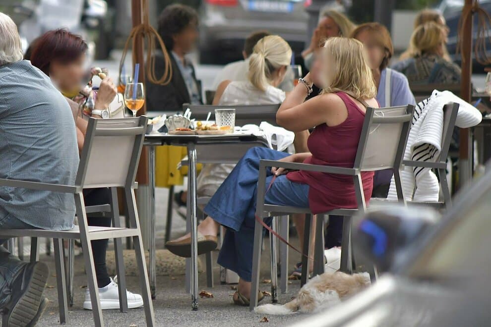 Seduti per l'aperitivo in zona arancione: c'era anche il sindaco. Multati e bar chiuso