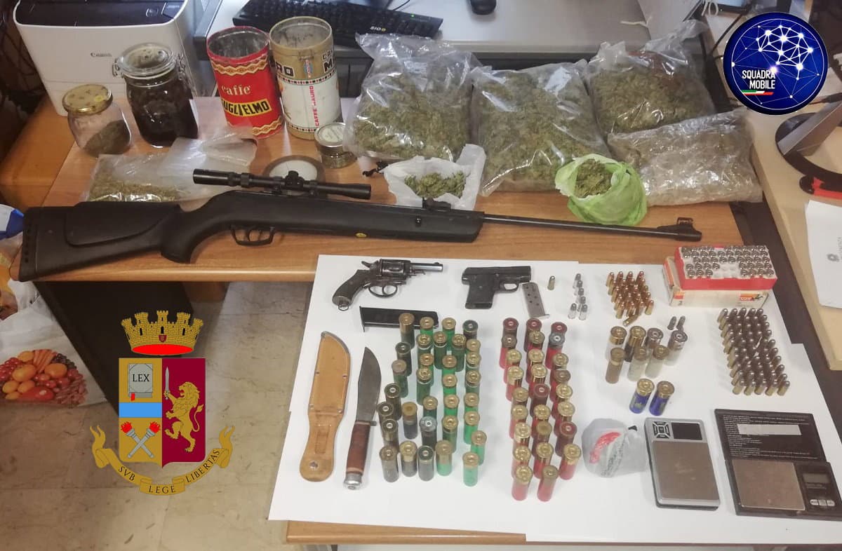 Bisignano, arrestato un giovane trovato in possesso di droga e armi