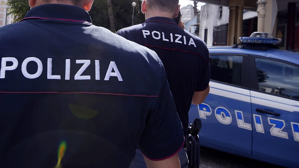 Scippa un telefono ad una donna poi aggredisce la Polizia intervenuta: arrestato un 28enne