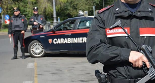 Barricati in casa e armati: arrestati due fratelli dopo essere sfuggiti a un posto di blocco