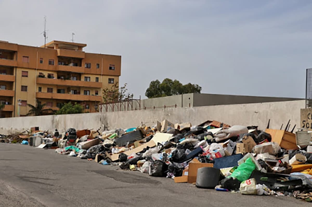 Discarica di Firmo, demA Calabria: «Uno sfregio al territorio, l’ennesimo atto di interessi di chi guadagna sui rifiuti»