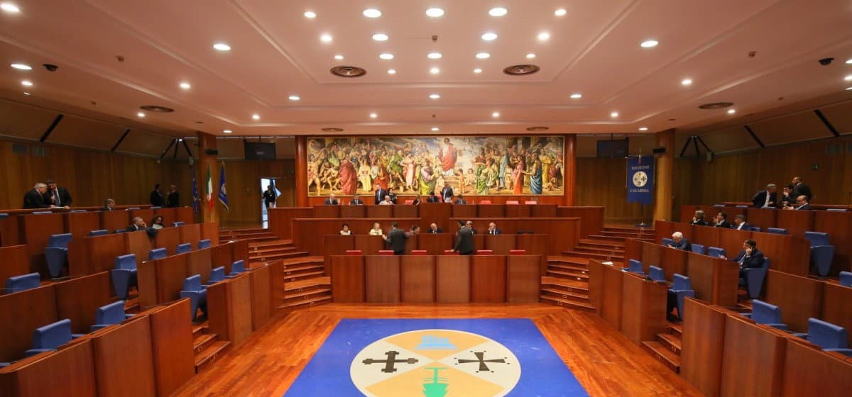 Minoranza Consiglio regionale, duro l’attacco dei capigruppo alla presidenza Spirlì: «Disastrosa guida»