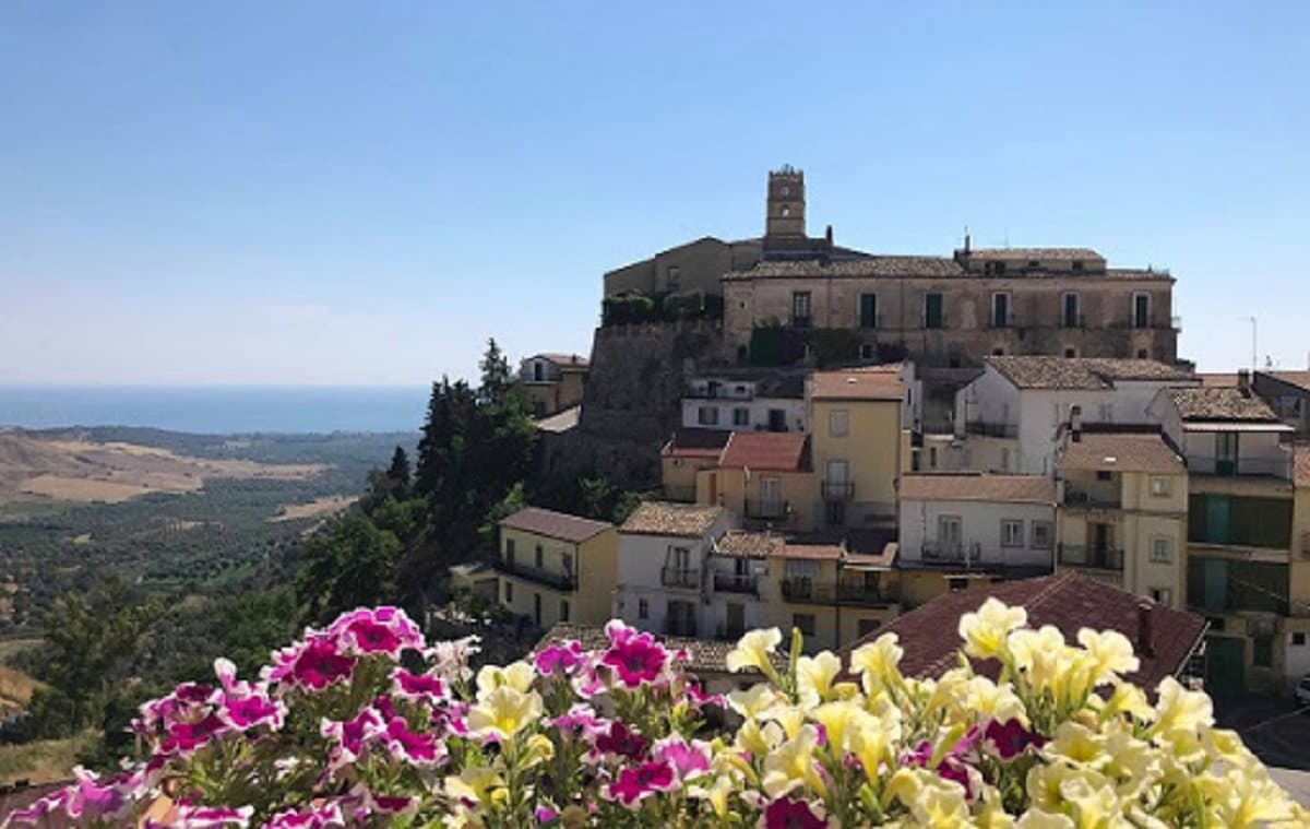 Crosia, opposizione: «Russo dovrebbe dimettersi. Vergogna di proporzioni catastrofiche»