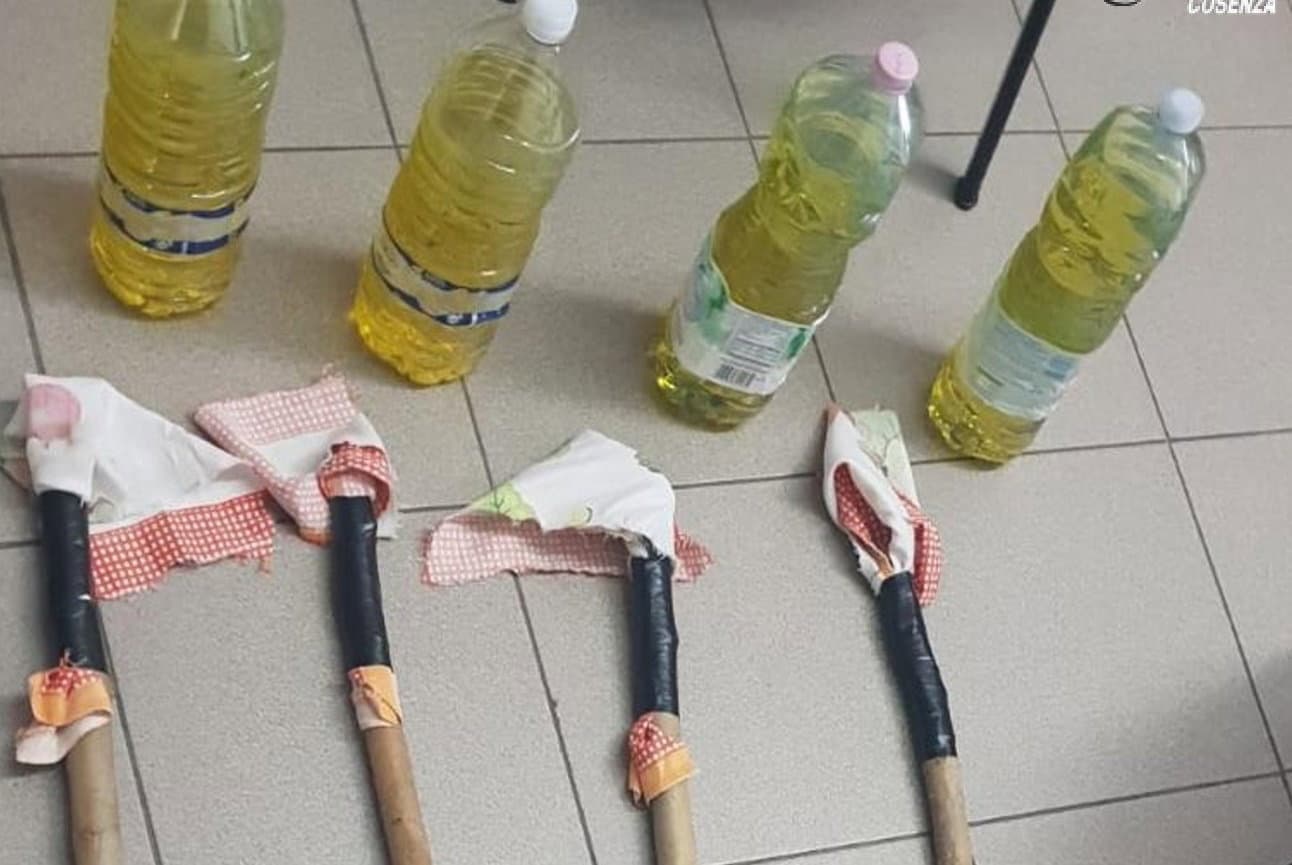 Corigliano-Rossano: rinvenute bottiglie incendiarie pronte all’uso