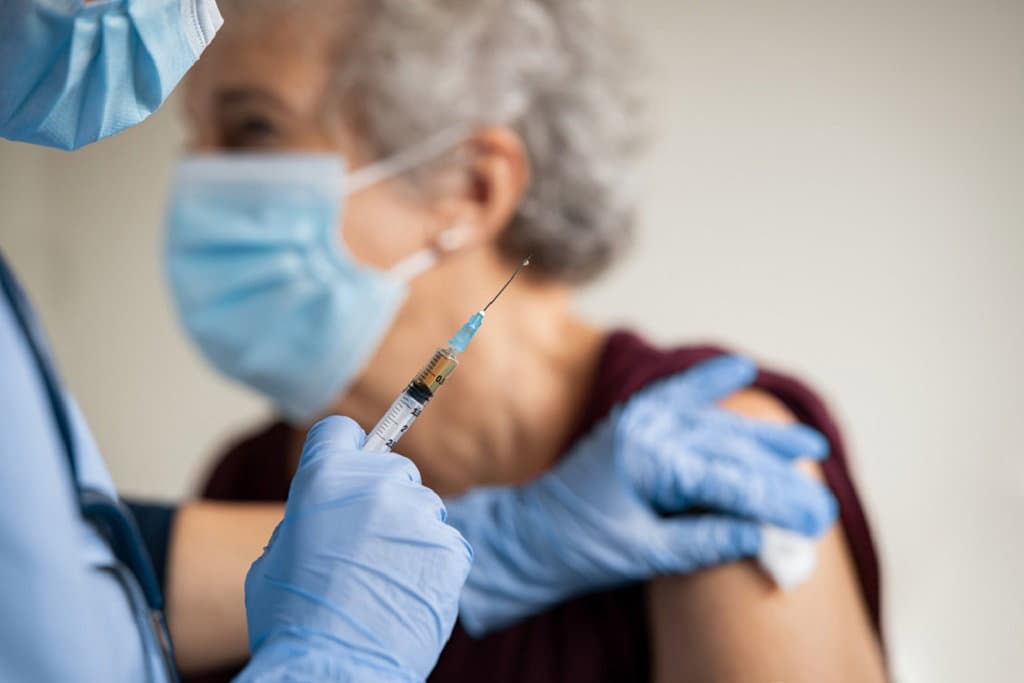 CGIL, CISL e UIL della provincia di Cosenza: «Vaccini e sanità continuano a non essere un diritto per tutti»