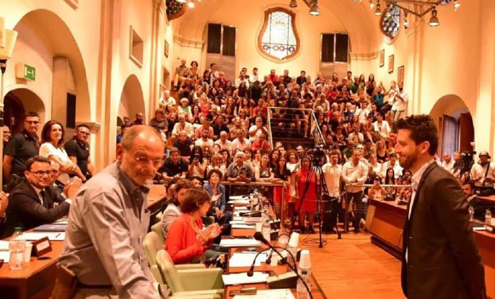 Insulti, volgarità, diffamazione e minacce: «È ora di dire basta alla violenza verbale»
