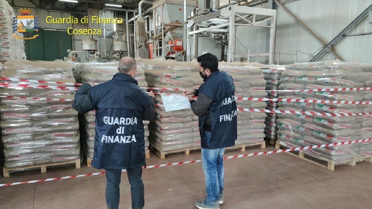 Cosenza, sequestro di oltre 300 tonnellate di pellet contraffatto: denunciato imprenditore