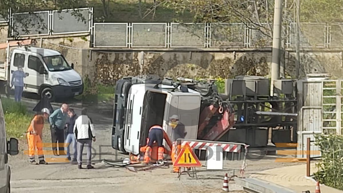 Incidente sul lavoro, si ribalta un camion: illeso il conducente