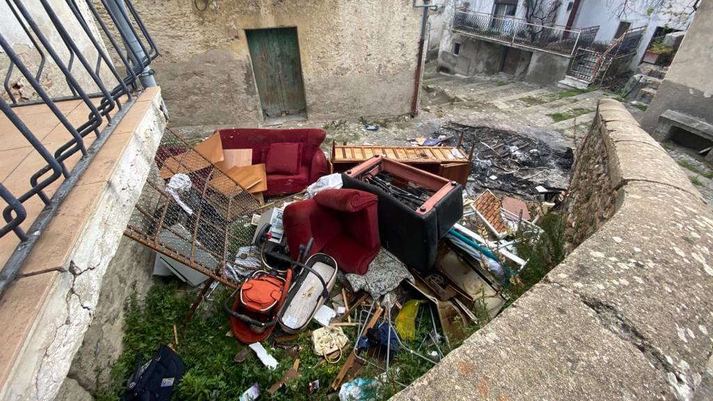 L'orda dei "lordazzi". Nel centro storico di Rossano una discarica a cielo aperto