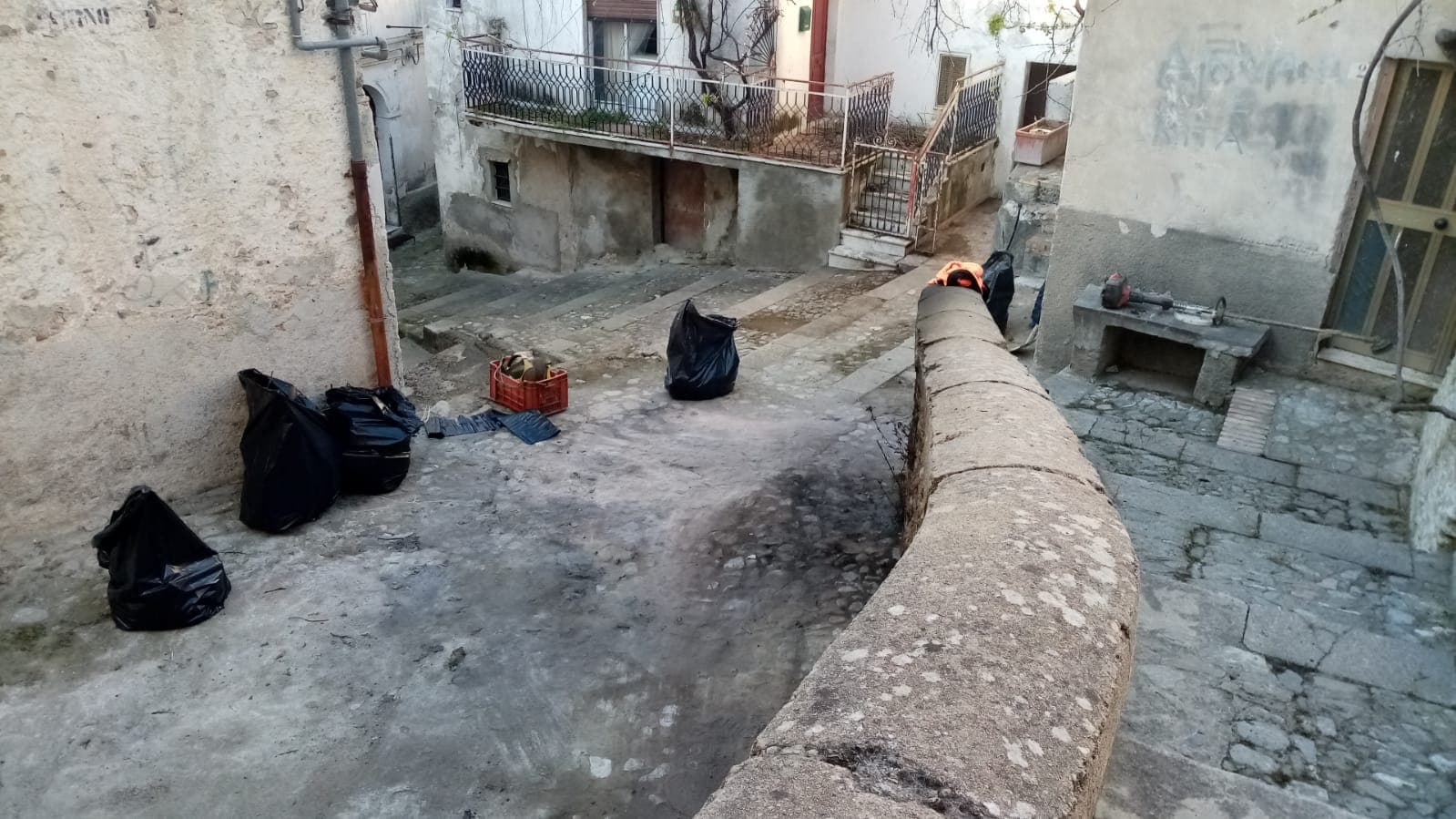 Ripulita la "vergogna" lungo corso Garibaldi. In attesa di altri scempi senza controlli
