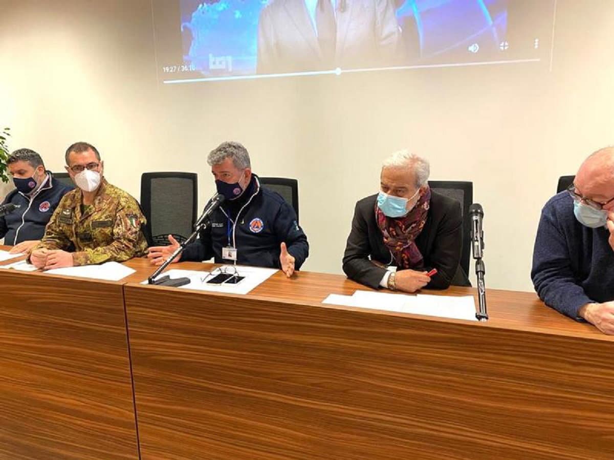Unità di crisi, Spirlì: «Assunzioni con fondi Covid e completamento vaccinazione over 80 entro 10 giorni»