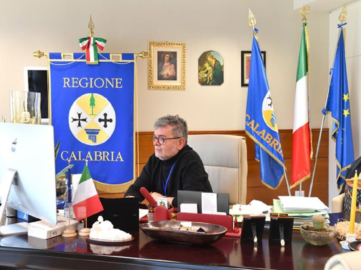 Calabria arancione, l’ordinanza di Spirlì: «Alle superiori gli istituti favoriscano la dad»