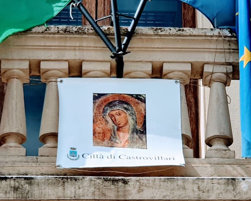 Anche quest'anno, il Palazzo di città di Castrovillari espone l'effige della Madonna del Castello