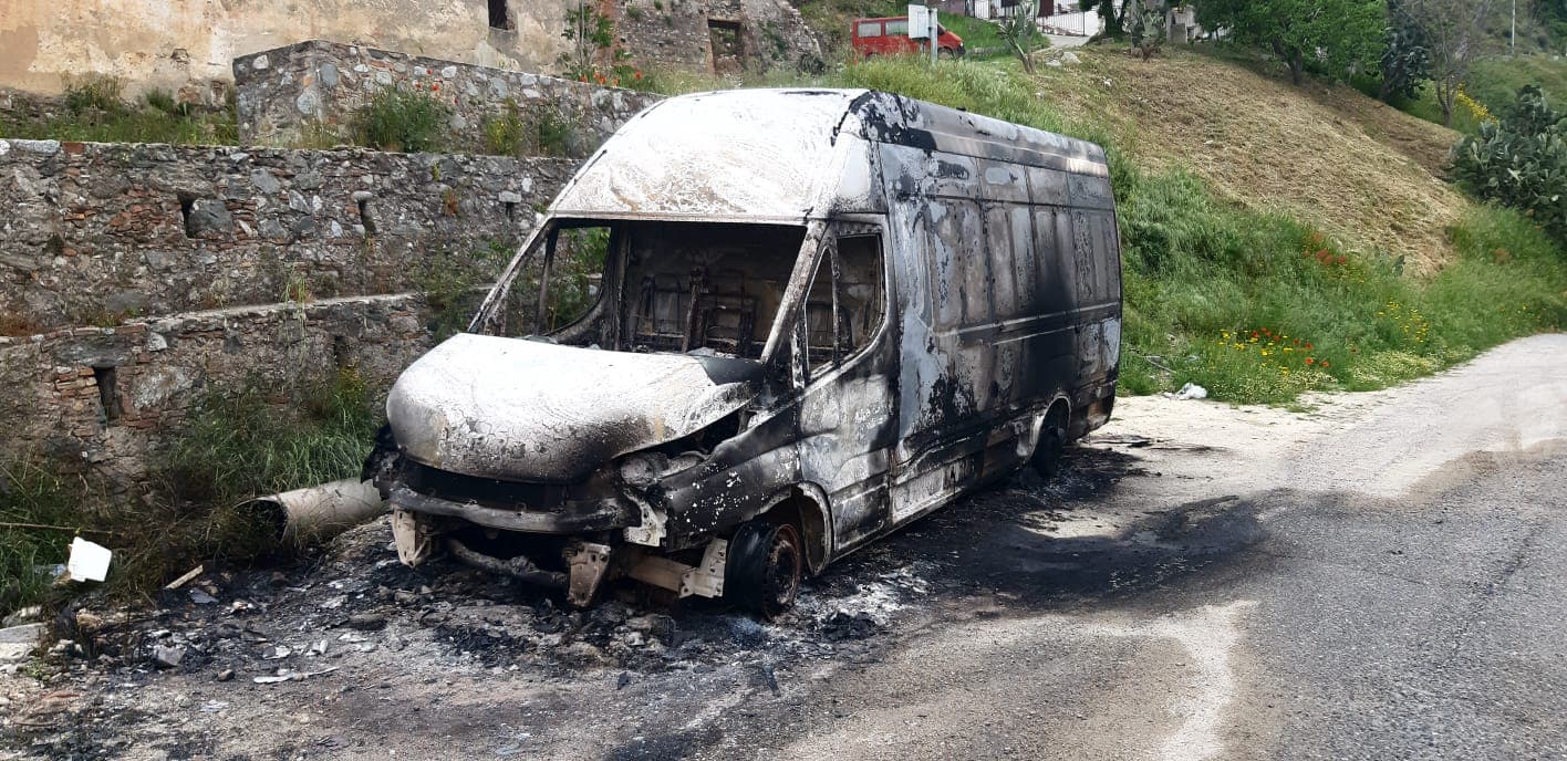 Un altro incendio notturno a Corigliano-Rossano: a fuoco un furgone