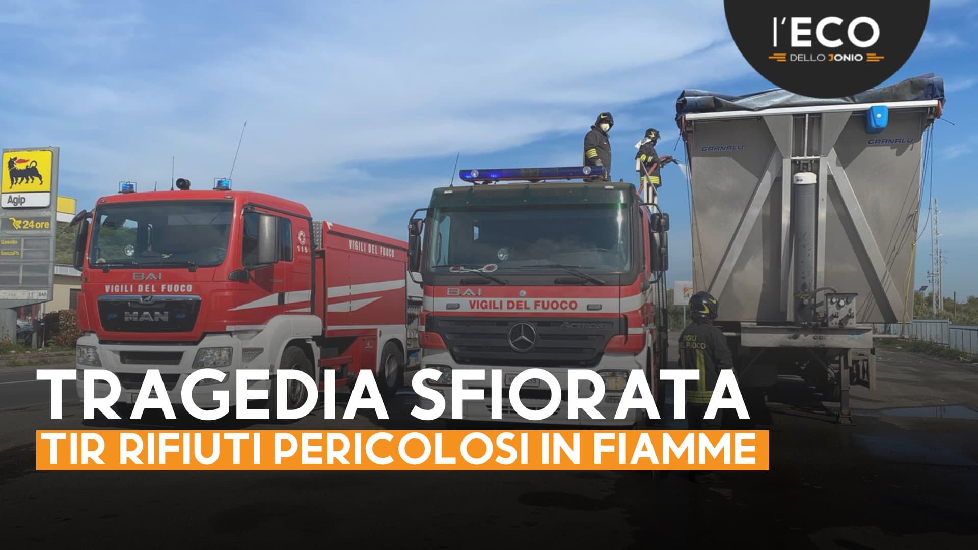 Pietrapaola, Tir rifiuti in fiamme sulla Statale 106: dentro anche scorie tossiche
