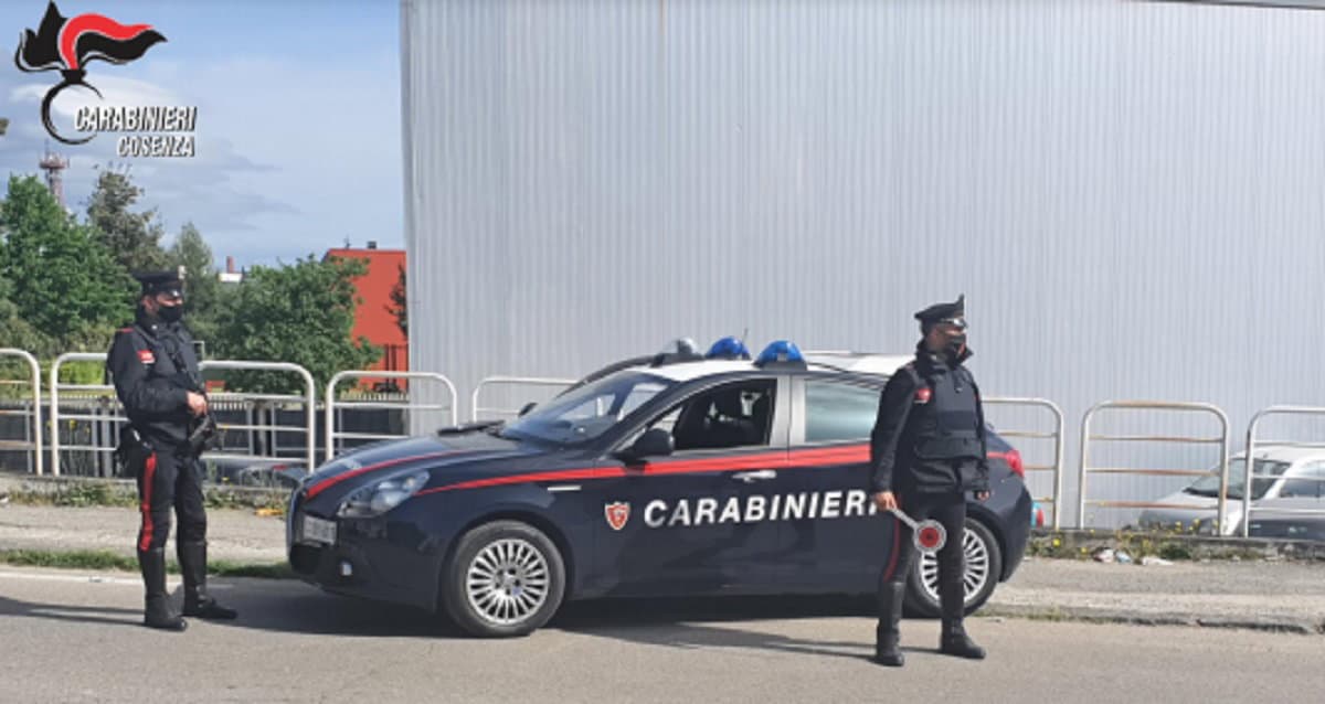 Cosenza, fermati da un posto di blocco buttano la droga dal finestrino: arrestati