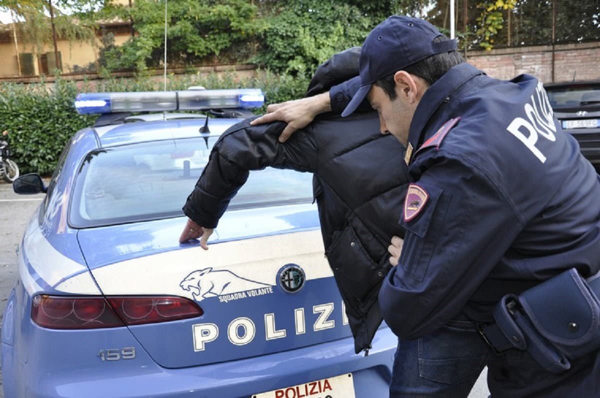 Corigliano-Rossano, nasconde la droga nelle mutande: arrestato