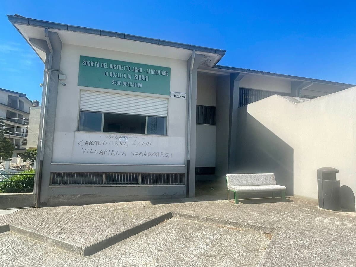 Cassano, scritte contro i Carabinieri. La solidarietà del Sindaco Papasso alle Forze dell’Ordine