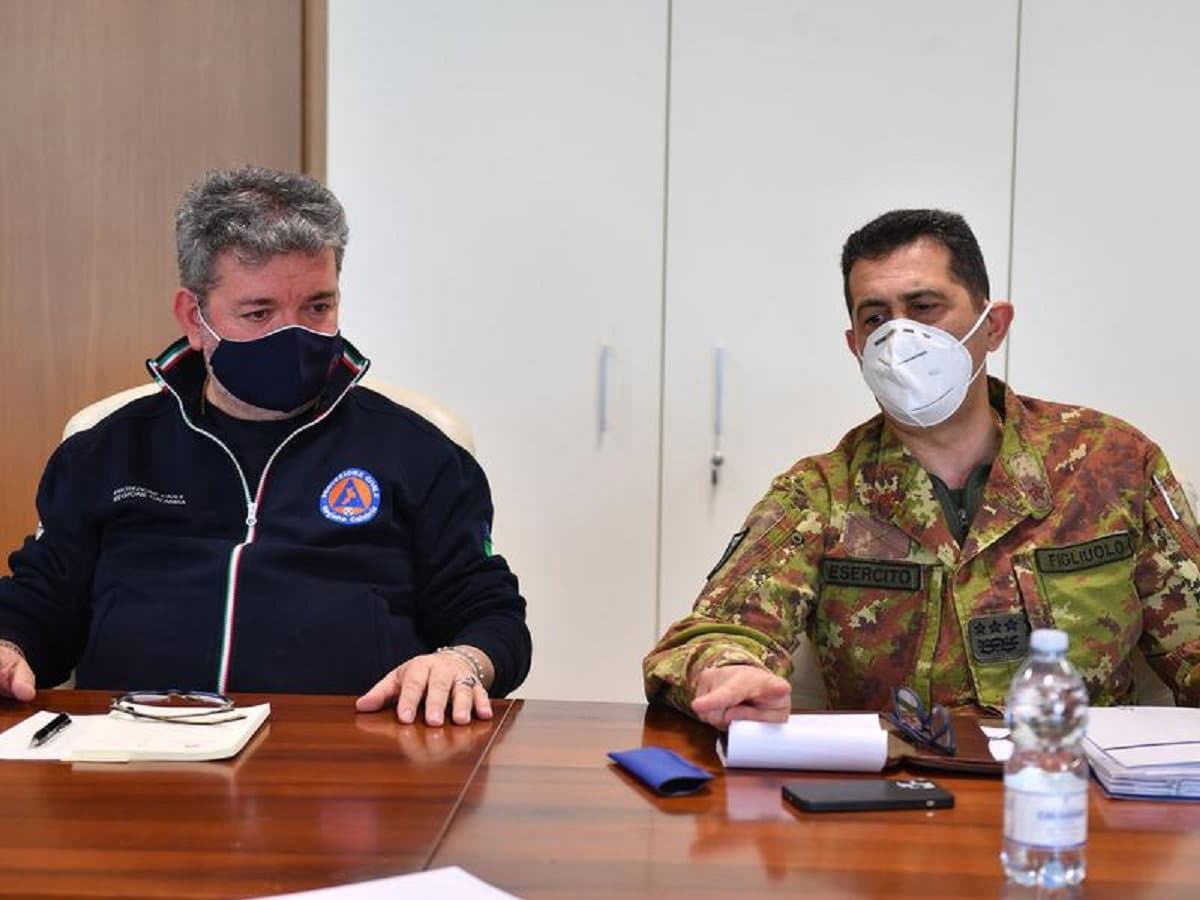 Vaccini, il presidente Spirlì apre alla «gestione condivisa» tra Esercito e Regione