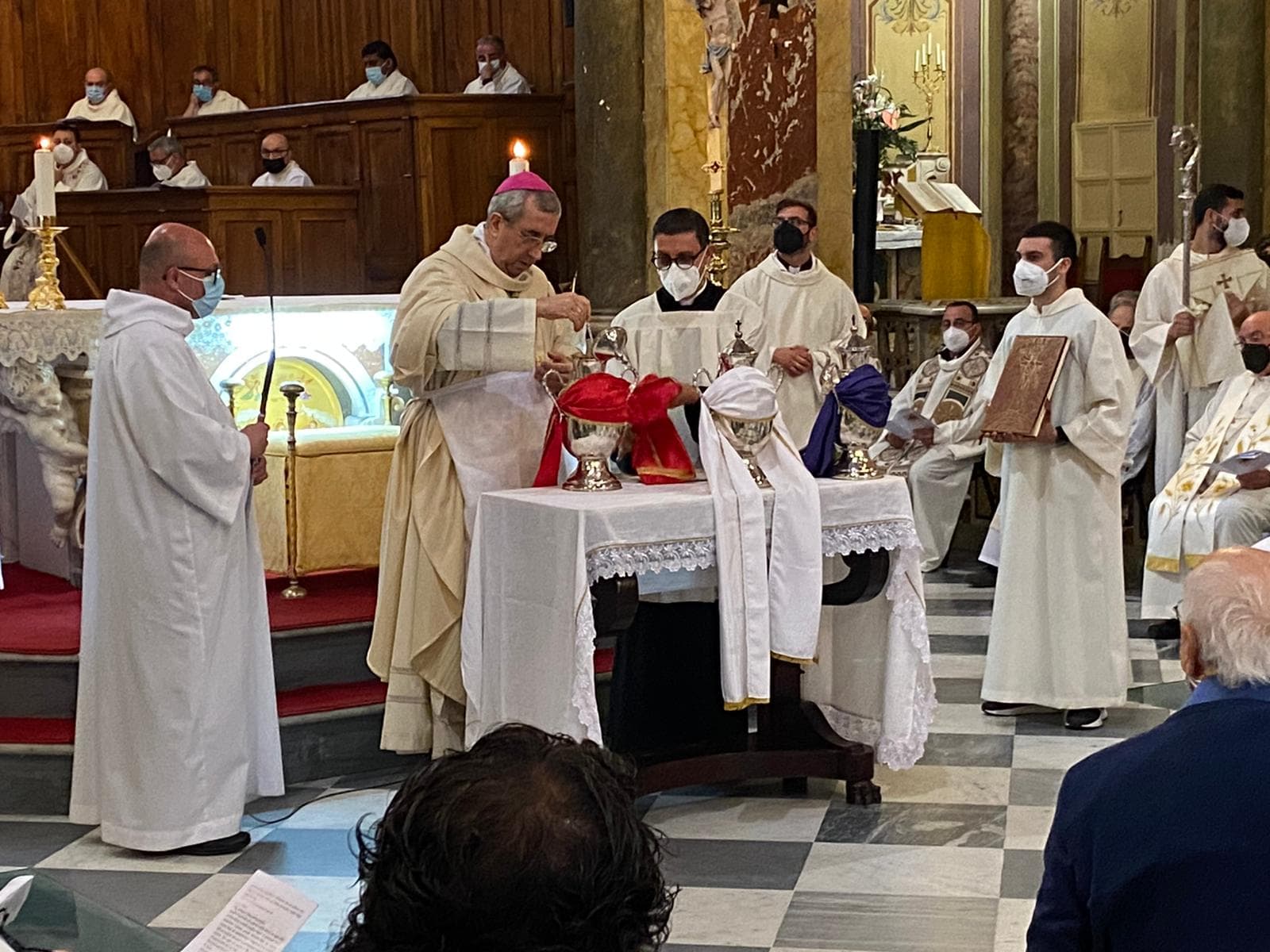 L'Arcivescovo Satriano saluta la comunità diocesana e consegna le benemerenze ecclesiastiche