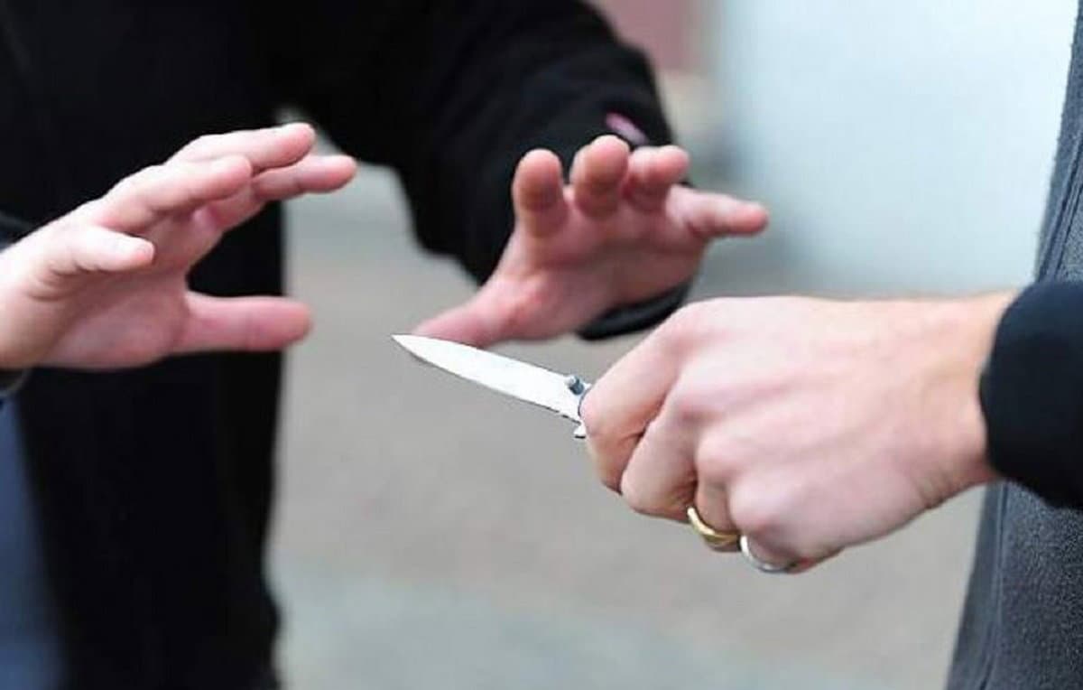 Cosenza, armato di coltello semina il panico davanti ad un supermercato: bloccato dalla Polizia