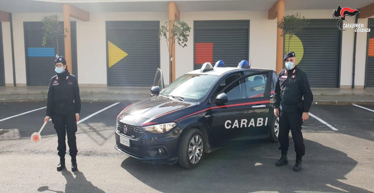 Corigliano-Rossano, uomo armato minaccia vandalo: l’intervento dei Carabinieri evita la tragedia