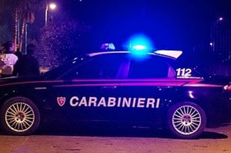 Spari e urla nella notte a Cassano, ferito un ragazzo. Indagano i carabineri