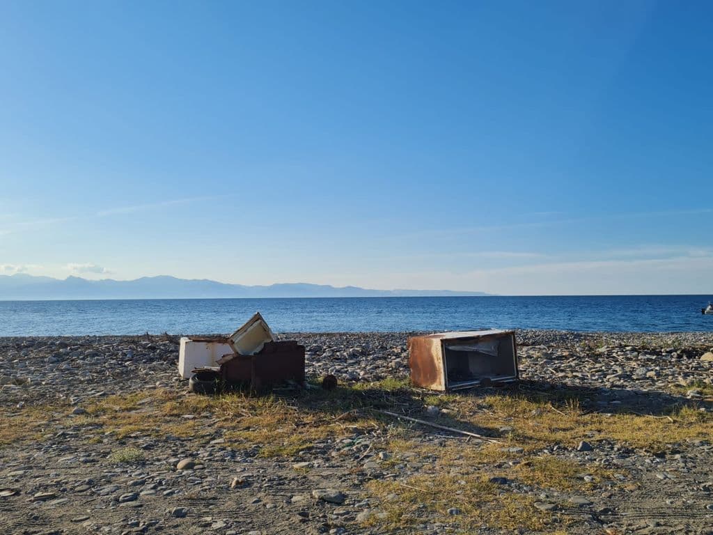 L'estate è arrivata ma sulle spiagge campeggiano frigoriferi, lavatrici arrugginite e ogni genere di rifiuti