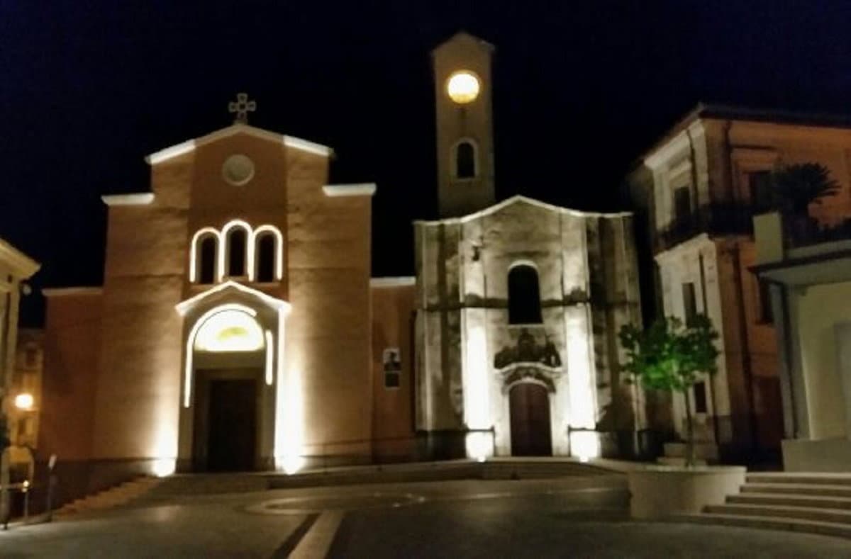 Vaccarizzo Albanese, ignoti abbandonano rifiuti ingombranti nella piazza centrale