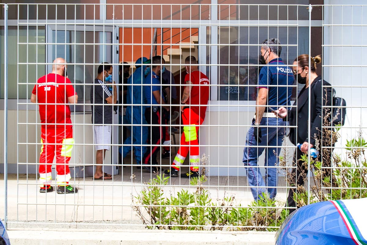 Due profughi sbarcati domenica a Cariati trasferiti a Rogliano: hanno il Covid