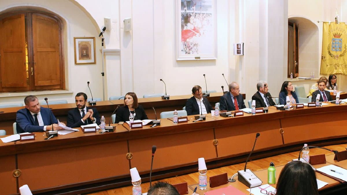 Corigliano-Rossano, l’opposizione attacca: «Degrado, abbandono e zero programmazione»