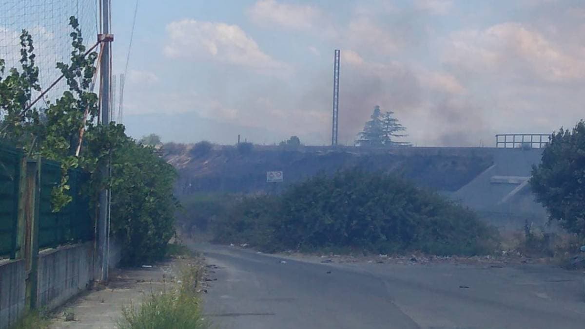 Incendio a Ciminata: paura per il carcere lambito dalle fiamme. Complessa attività d'intervento
