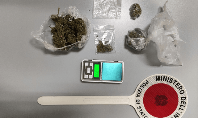 In casa con 47grammi di marijuana, un bilancino di precisione e 3mila euro: arrestato un 33enne