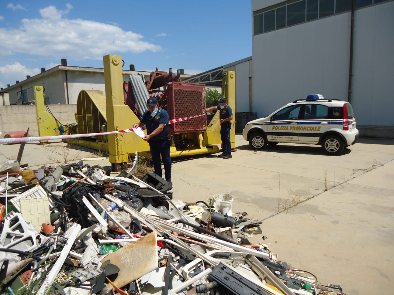 Co-Ro, sequestrato un capannone trasformato in discarica