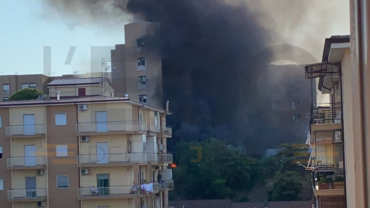 Una colonna di fumo nero su Rossano: a fuoco un deposito del "Giannettasio"