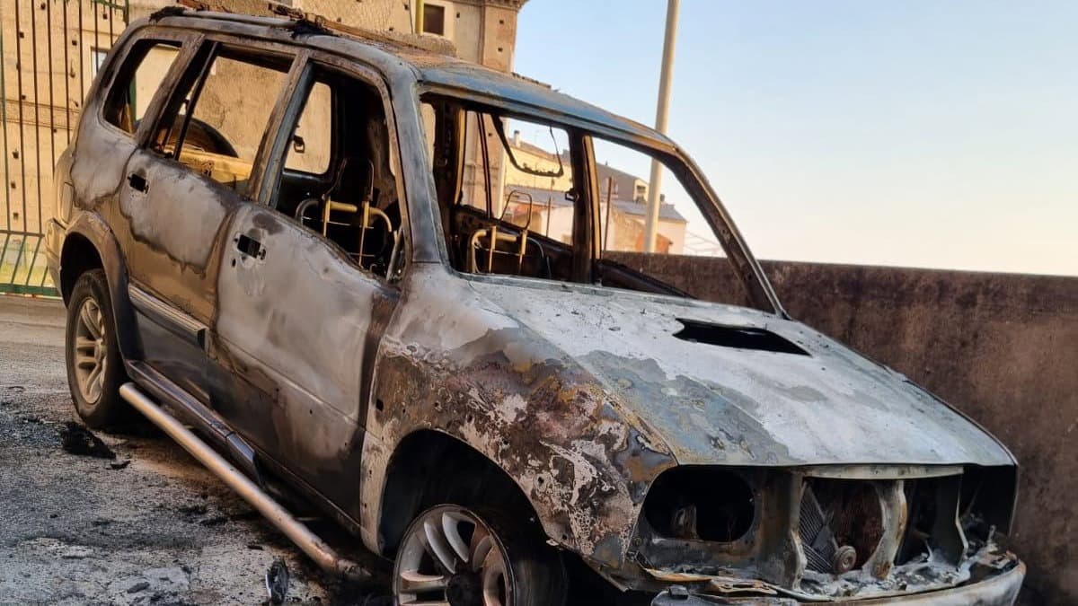 Corigliano-Rossano, due auto in fiamme nella notte nei pressi del castello ducale
