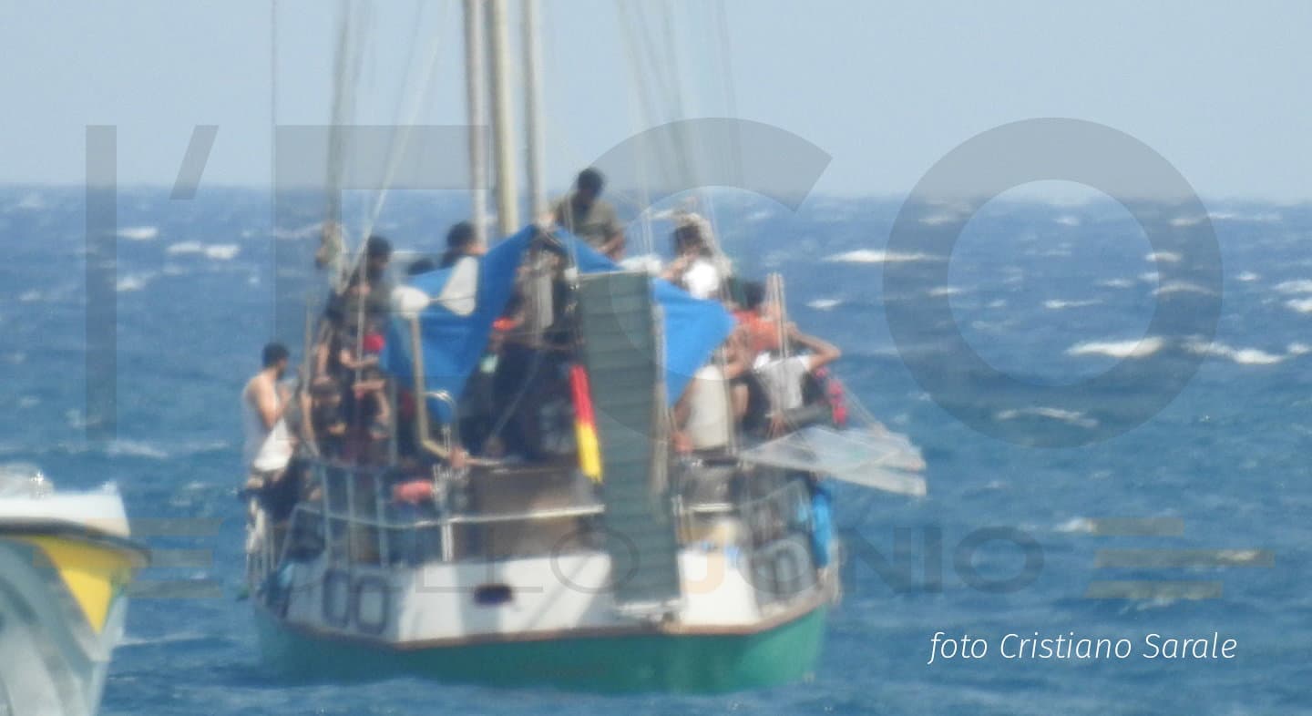 Una cinquantina di migranti iracheni sono sbarcati a Calopezzati nel pomeriggio
