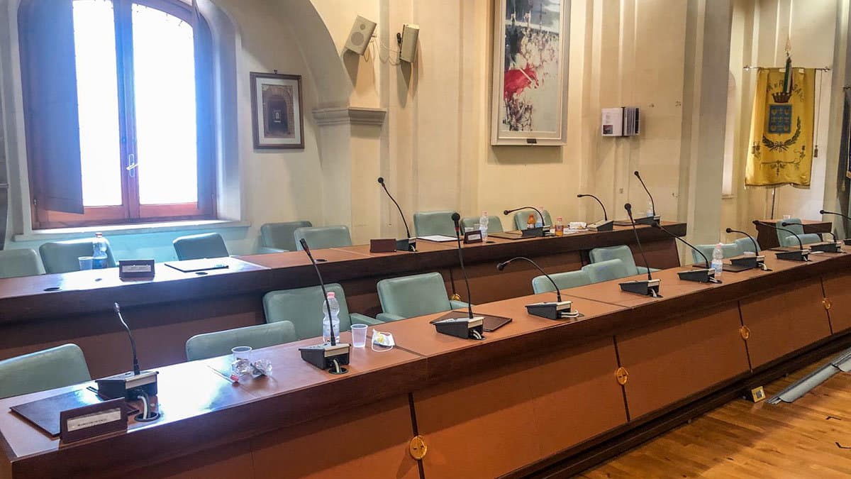 Co-Ro, opposizione abbandona l'aula. Maggioranza: «Uno spettacolo indecoroso su un tema delicato»