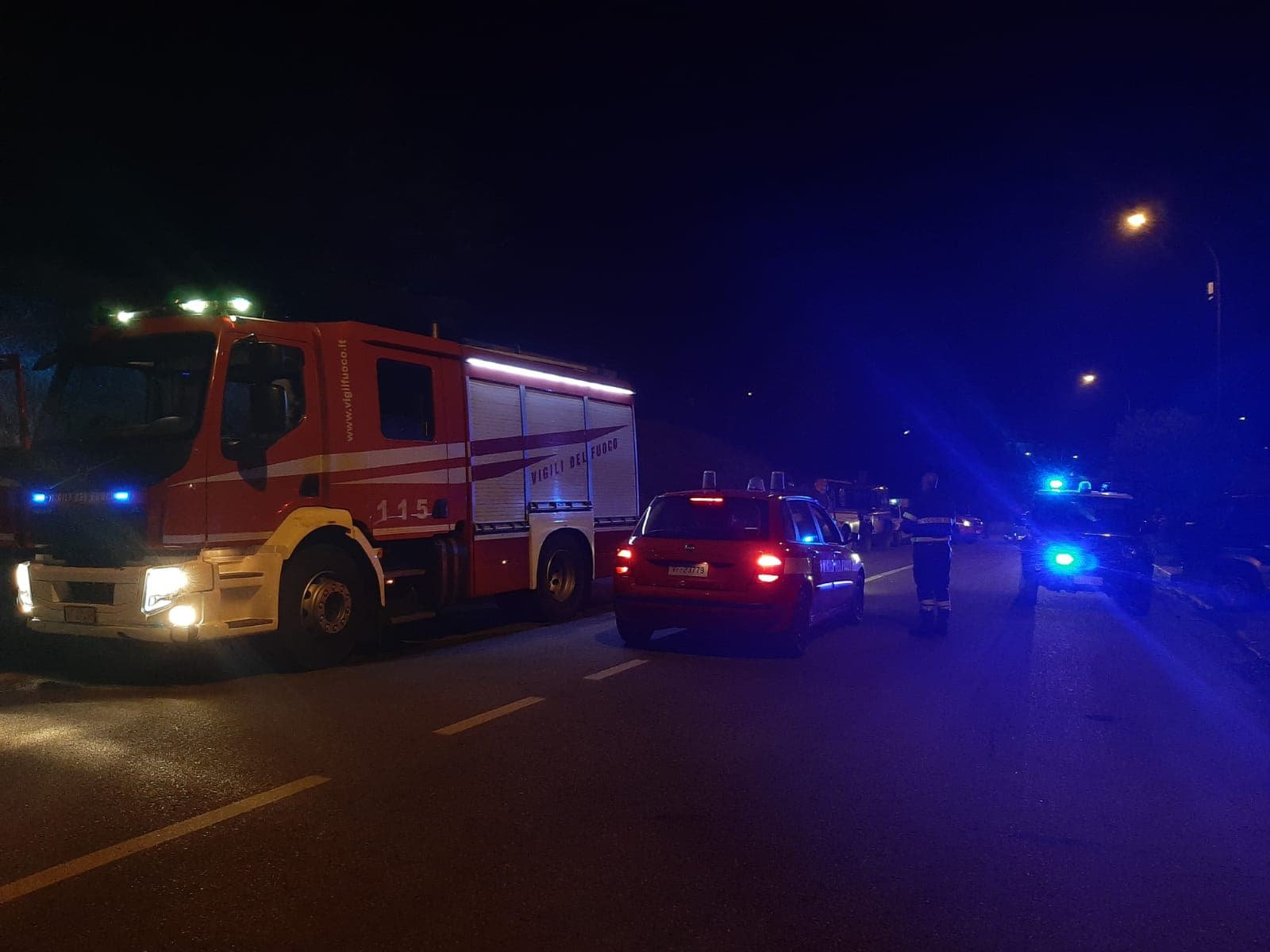 Gli incendi devastano anche San Basile. Il fuoco lambisce Castrovillari, famiglie evacuate dalle abitazioni