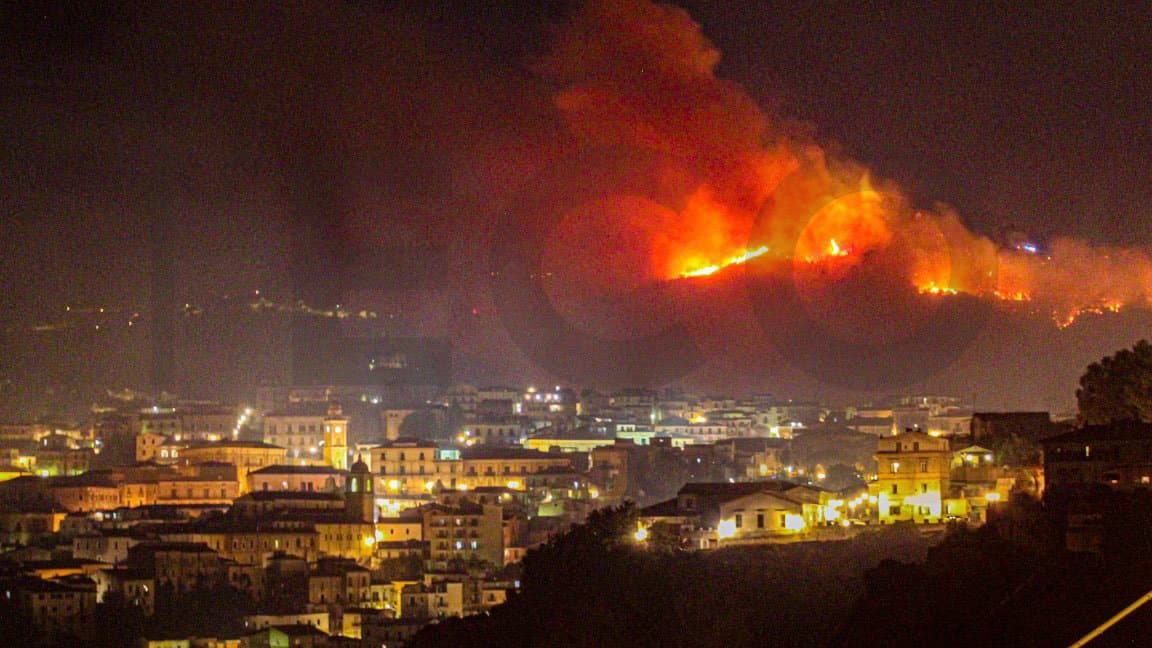 Incendio Rossano, le fiamme hanno scavalcato Cozzo Pirillo: ora il fuoco è a 100 metri da centro storico