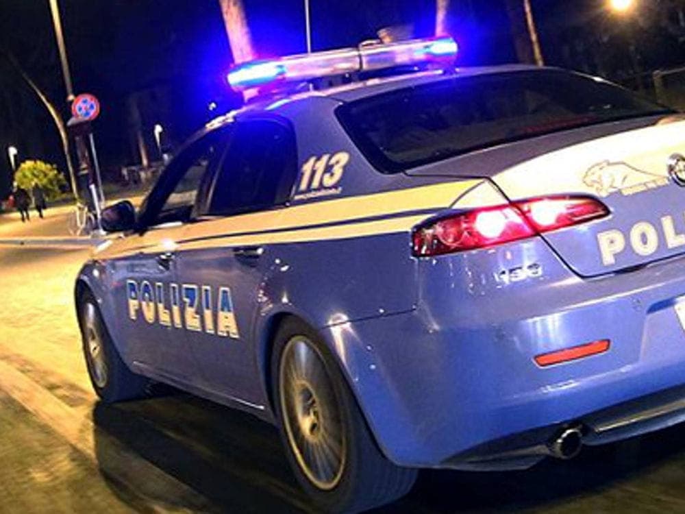 Cosenza, calci e pugni alla ex moglie per rubarle il telefono: arrestato