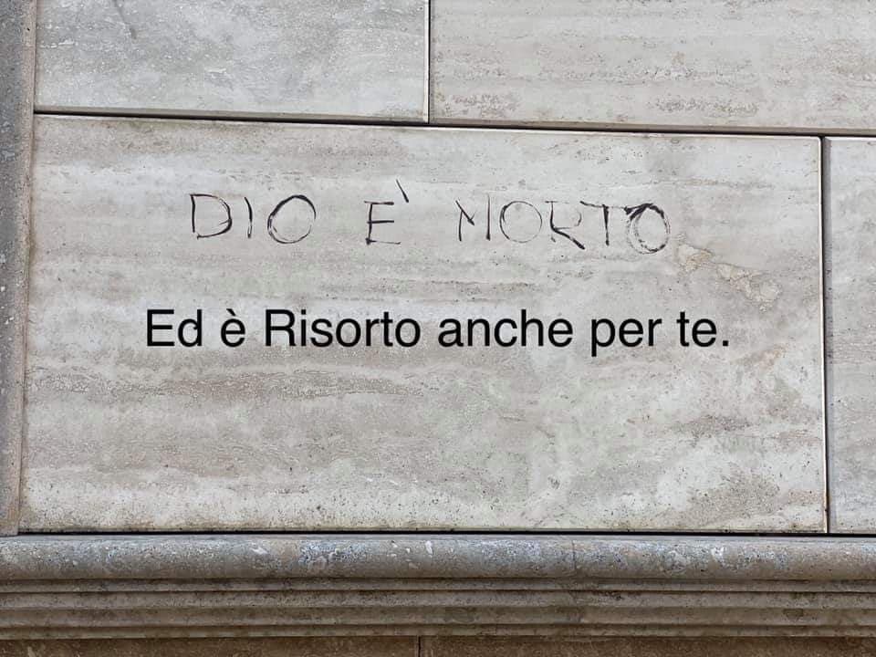 Imbrattato il muro della chiesa. La risposta del parroco spiazza tutti