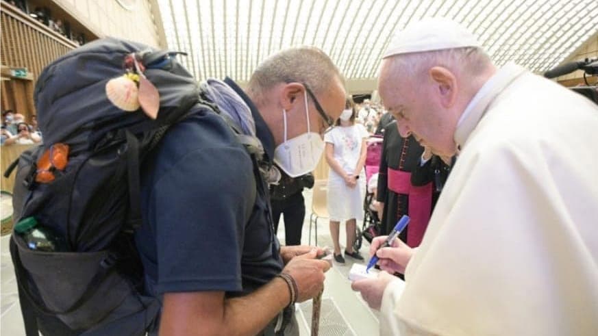 Don Santino, 700 km a piedi da Donnici a Roma per chiedere a Papa francesco «di pregare per noi»