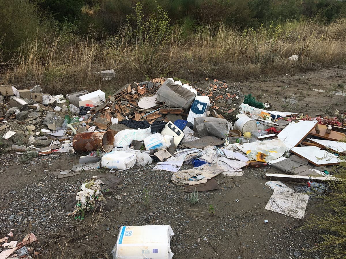 La valle del Nicà ridotta a una discarica abusiva di inerti e rifiuti pericolosi