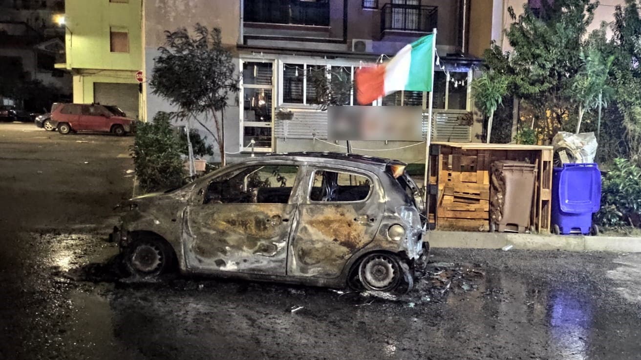 Corigliano-Rossano, inferno in Piazza Salotto: a fuoco un'auto nel cuore della notte